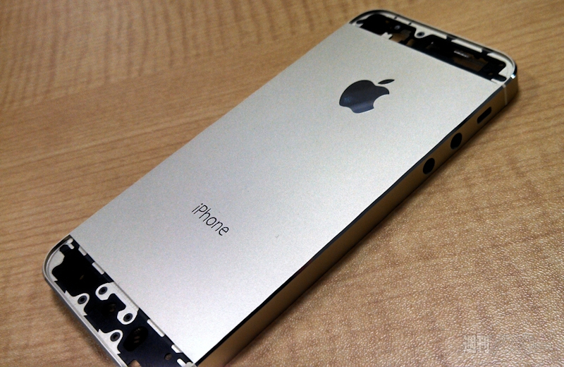Illustration for article titled Nuevas fotos filtradas muestran el supuesto iPhone 5S dorado